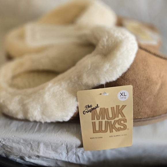 Muk Luks Tan and White Cozy Slippers Size 11-12 - Picture 5 of 7